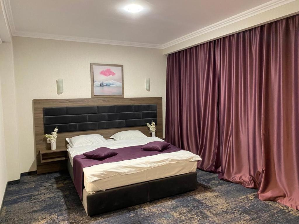 Hotel Yarus Plus Ploiesti Ngoại thất bức ảnh
