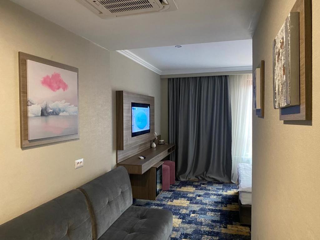 Hotel Yarus Plus Ploiesti Ngoại thất bức ảnh