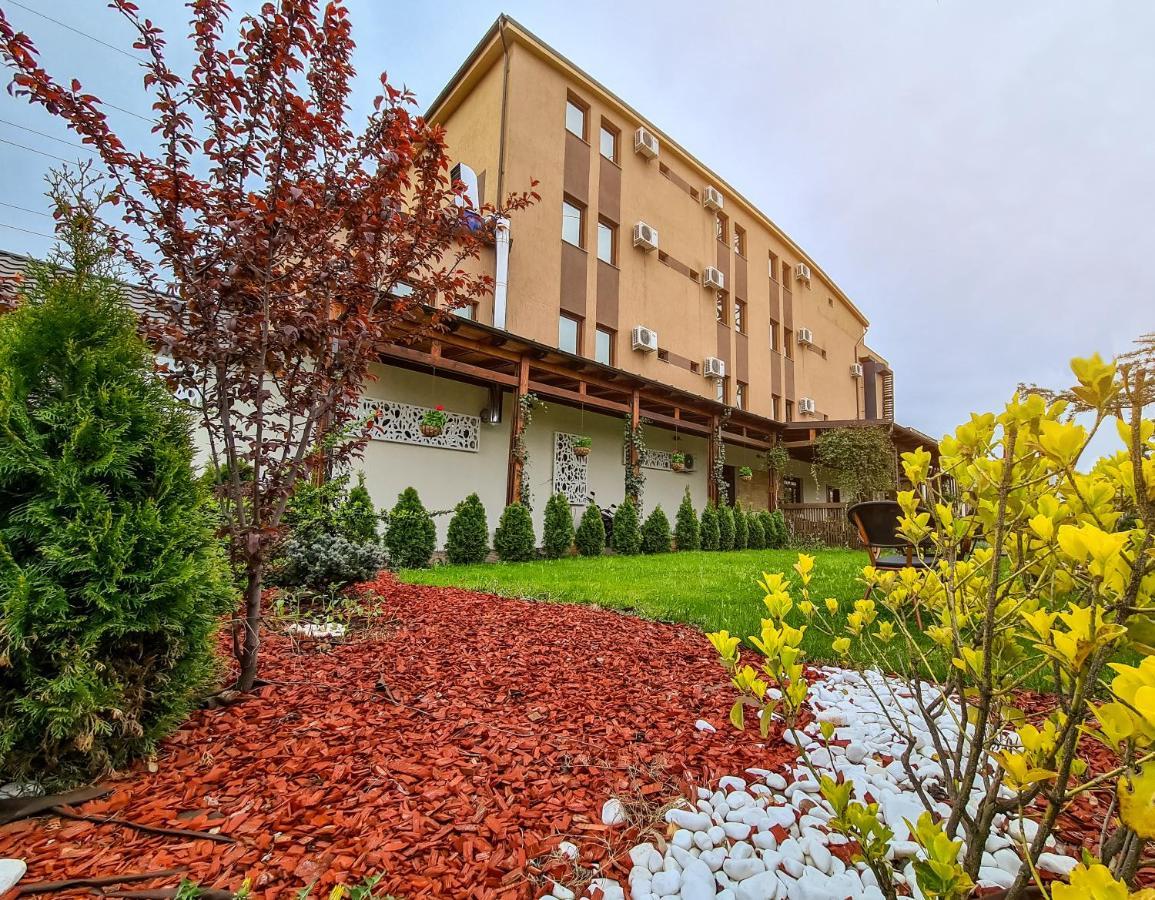 Hotel Yarus Plus Ploiesti Ngoại thất bức ảnh