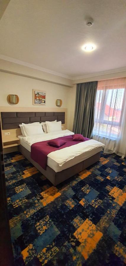 Hotel Yarus Plus Ploiesti Ngoại thất bức ảnh