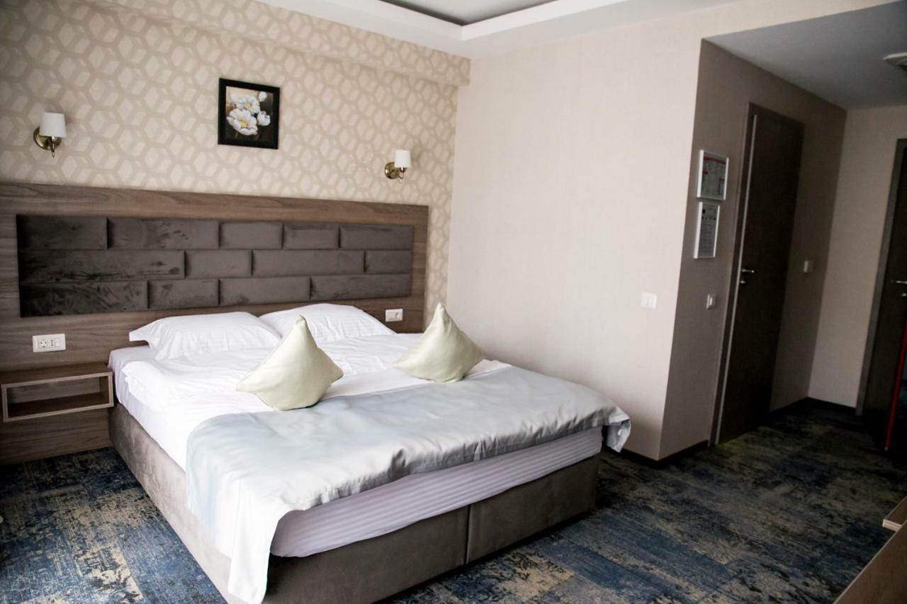 Hotel Yarus Plus Ploiesti Ngoại thất bức ảnh