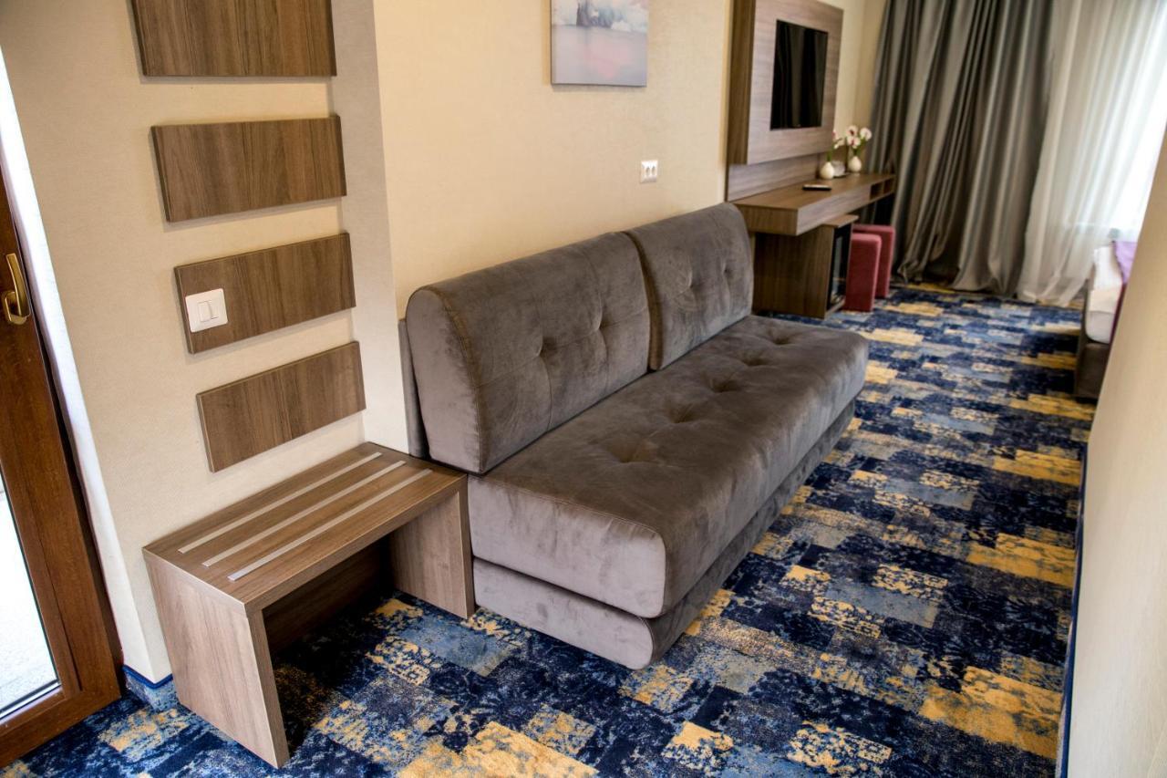 Hotel Yarus Plus Ploiesti Ngoại thất bức ảnh